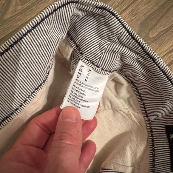 American Eagle - Flat Front - Striped Shorts - Size 31 - Classic Length - Picture 5 of 5